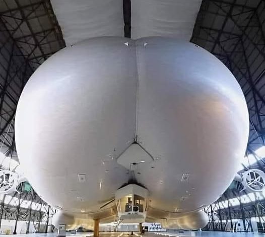 El avión más grande del mundo, Airlander 10, se prepara para emprender el vuelo