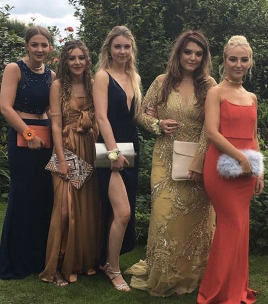 O baile de formatura é um dia especial na vida de qualquer jovem. Essas meninas estavam igualmente muito empolgadas para o grande dia e decidiram se vestir de forma deslumbrante para a ocasião. Elas posaram juntas para fotos, e uma dessas imagens viralizou.