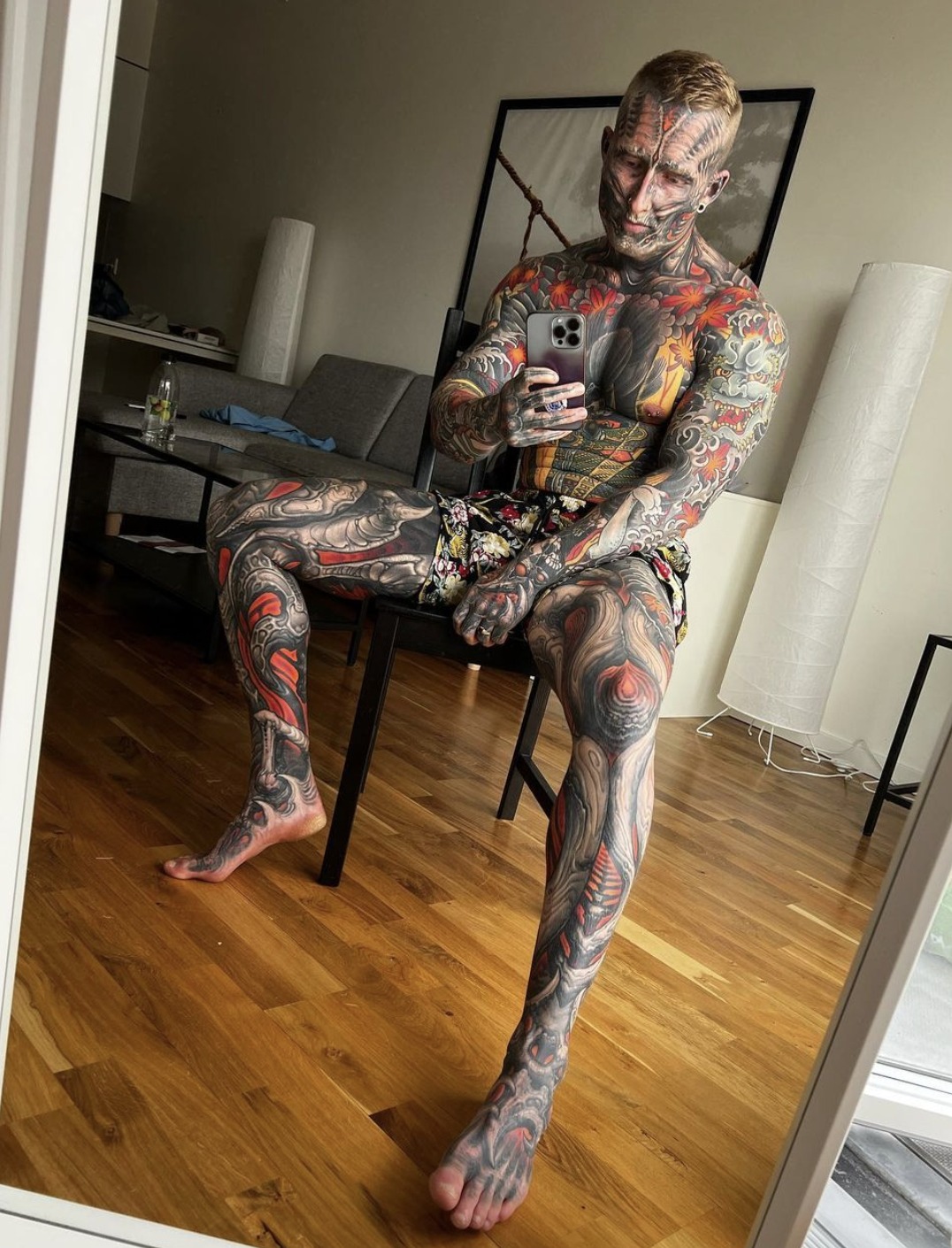 Hombre que se tatuó el 95% de su cuerpo revela cómo lucía antes de la transformación