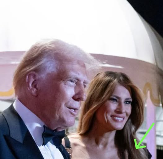 Melania Trump llama la atención por su atuendo en la fiesta de Año Nuevo