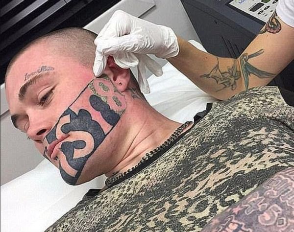 Un padre desempleado con un inquietante tatuaje en la cara pide trabajo en Facebook tras buscarlo durante meses