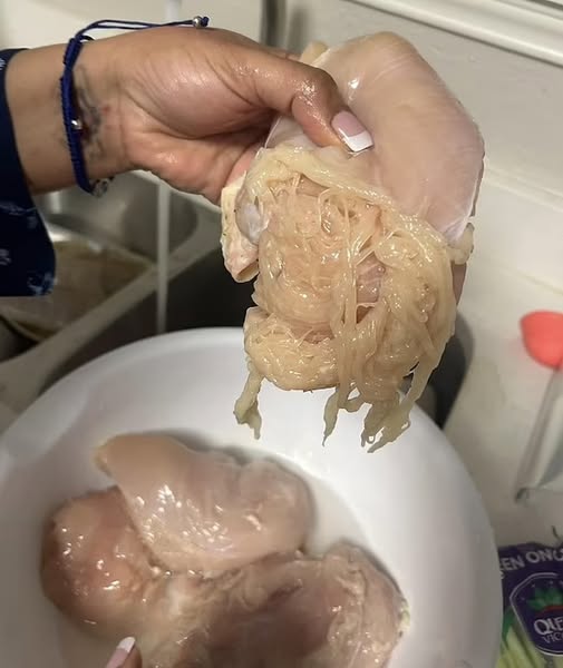 Una madre comparte una foto de una pechuga de pollo pensando que era “carne falsa”; los expertos revelan lo que realmente es