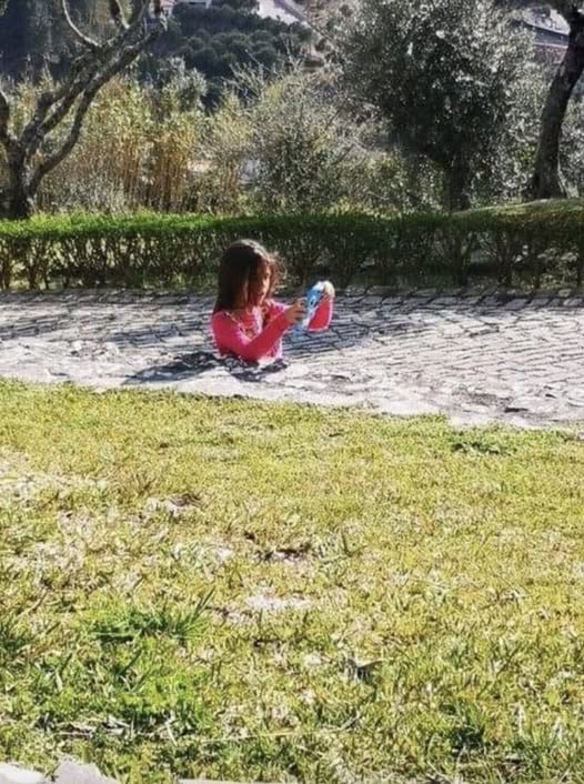 La foto de una niña que desaparece bajo tierra genera confusión en Internet