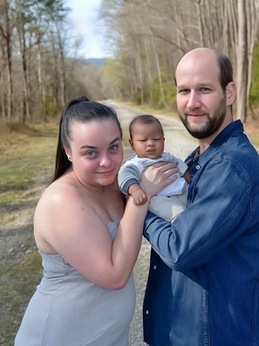 La fotografía de un recién nacido con sus padres llama la atención cuando la gente detecta un detalle extraño